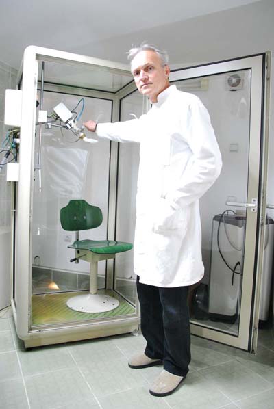 Vladan Simic ispred telesnog pletizmografa