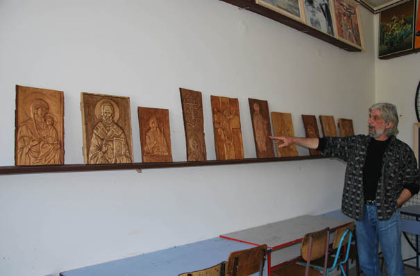 Zoran Matejić kraj ikona izloženih u Udruženju „Umetnika Srbije“