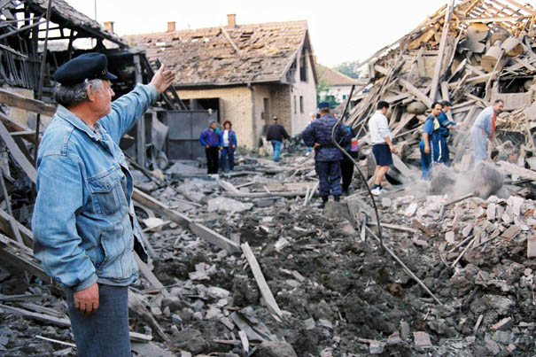 Raščisćavanje ruševina civilnih objekata u Ćupriji nakon raketiranja