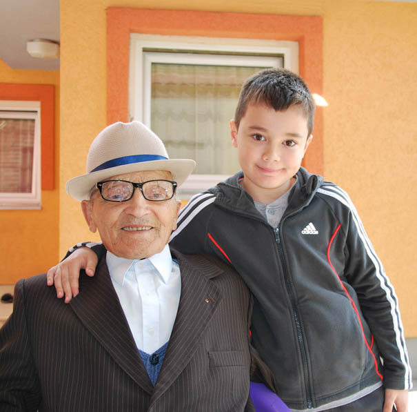 Deda Pejča sa unukom Lukom 