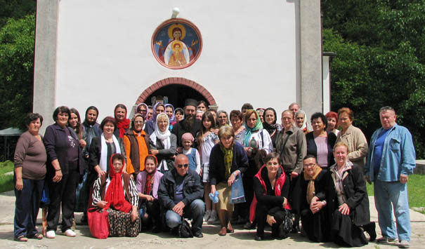 Hodočasnici sa igumanom Serafimom iz manastira Denkovac
