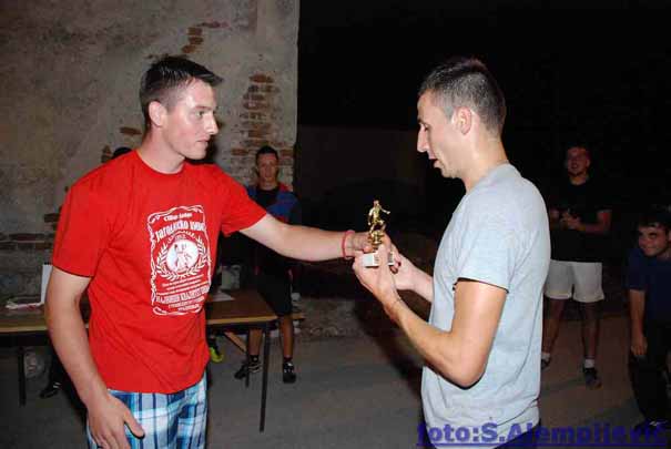 Za najboljeg igrača: Aleksandar Jovanović mla|i Pedin sin uručuje pehar Nikoli Gajiću (desno)