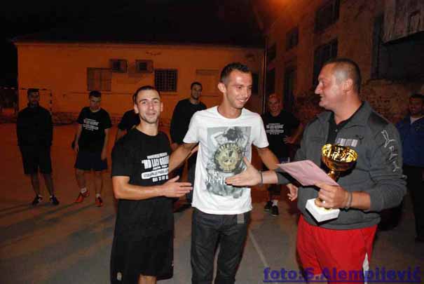 Na kraju turnira: Pedin sin Nikola Jovanović uručuje nagrade pobednicima