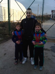 Mali šampioni braća Šošić i stariji klupski drug Aleksa Stamenković