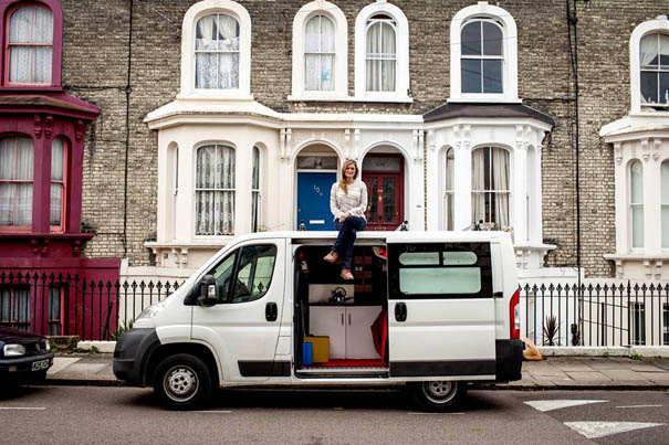 Kombi kojim putuje je ujedno i njena kuća