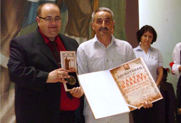 ,,Zlatna plaketa” za KUD iz Resavice: Dejan Nenadović predsednik Opštine Despotovac i Petar Peca Miladinov, koreograf KUD-a