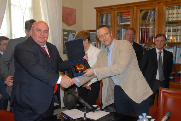 Budući pobratimi – gradonačelnik Verone Flavio Tosi i Dragan Marković Budući pobratimi – gradonačelnik Verone Flavio Tosi i Dragan Marković