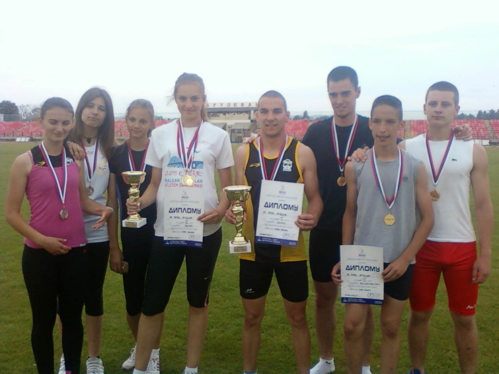 najbolji - atleticari vozda sa peharima i trofejima