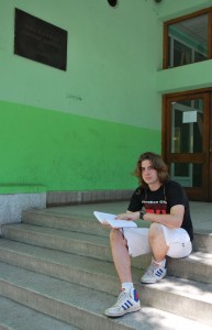 ne zapostavlja skolovanje