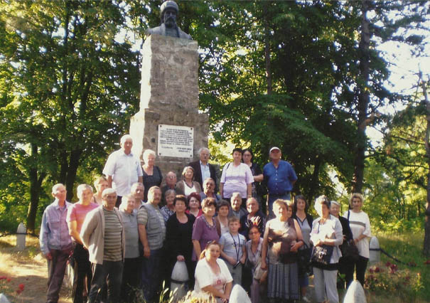 Resavci ispred spomenika na Ivankovcu