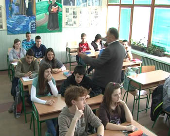 Nastavnik Lazarević sa jednom generacijom svojih učenika koji sada završavaju srednju školu