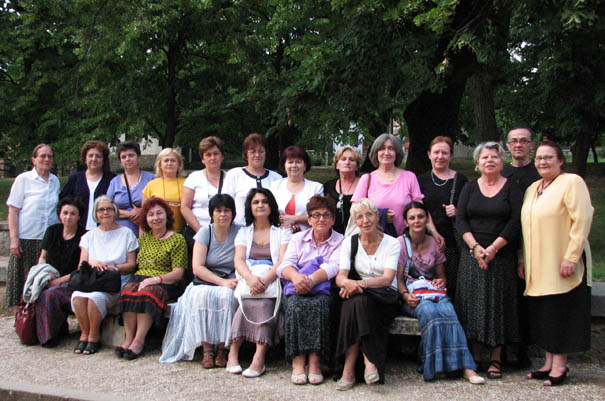 Žene hodočasnici u parku u Topoli