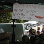 Neobičnim reklamama privlači kupce: 